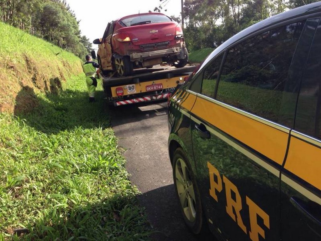 Grave acidente envolvendo três automóveis e um bitrem deixa feridos