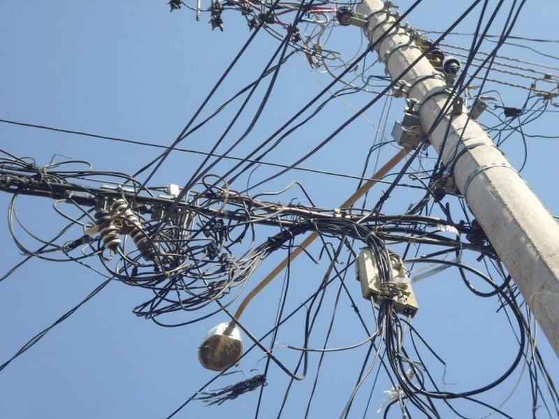 Associação dos Municípios do Paraná orienta prefeituras a criar lei determinando empresas a retirar fios inutilizados de postes