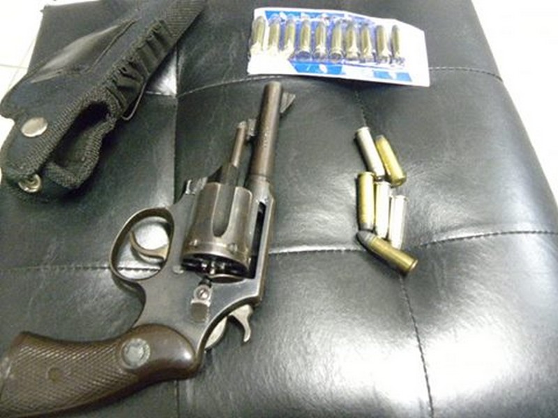 Homem foi preso em flagrante por posse de arma de fogo