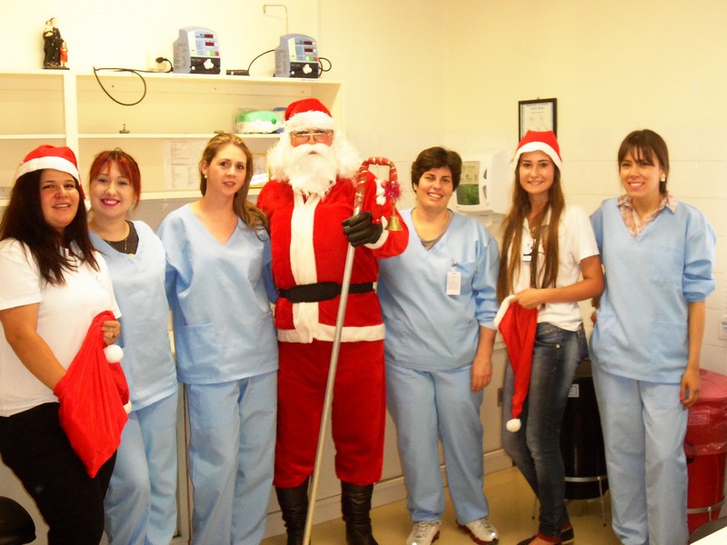 Papai Noel e funcionários distribuem felicidade aos pacientes do HSVP