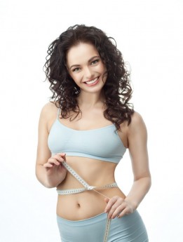 Uma de suas atitudes positivas deve ser quanto à alimentação no dia a dia. Adote novos hábitos, introduza mais alimentos naturais e integrais à sua dieta. O resultado será alguns centímetros a menos na cintura / GB Imagem