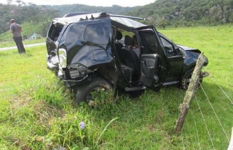 Com a violência do impacto, o veículo Renault Duster, parou num terreno ao lado da pista