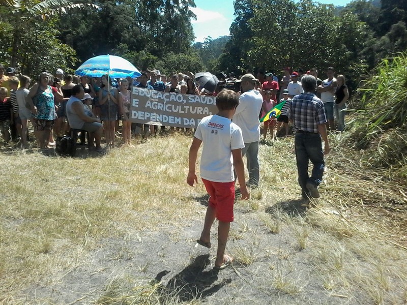 Moradores protestam exigindo reconstrução de ponte no interior de Itaiópolis (2)