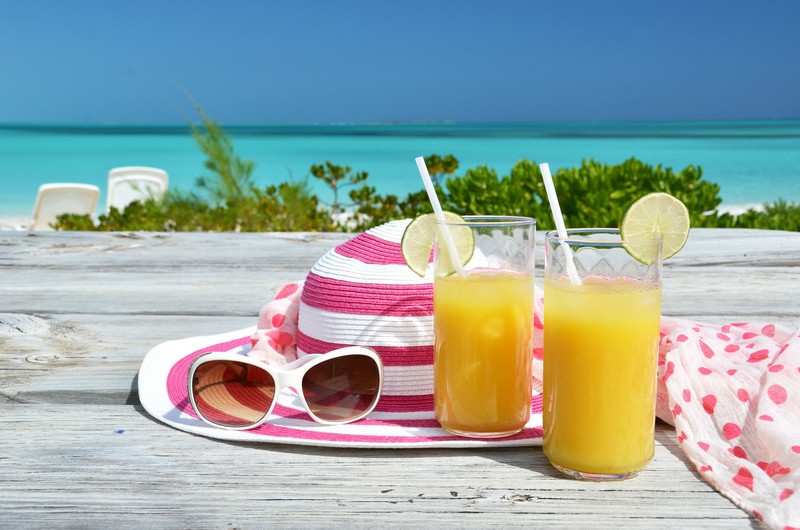 A hidratação do corpo é fundamental quando está em maior exposição ao calor da praia ou da piscina. Além da água, o ideal é consumir sucos naturais que também repõe as vitaminas e minerais perdidos na transpiração / GB Imagem