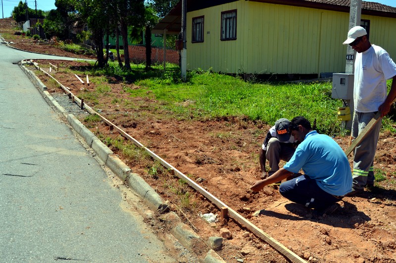 Trechos asfaltados em Quitandinha começam a receber as calçadas  (1)