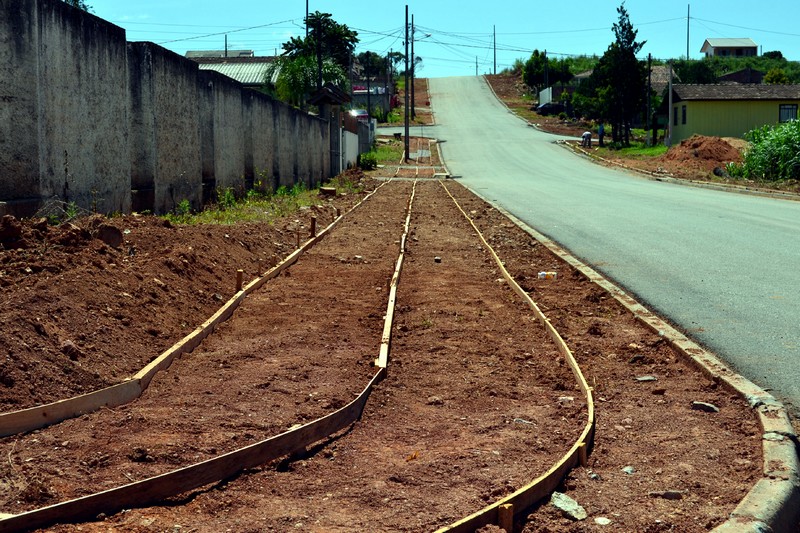 Trechos asfaltados em Quitandinha começam a receber as calçadas  (2)