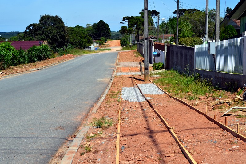 Trechos asfaltados em Quitandinha começam a receber as calçadas  (3)