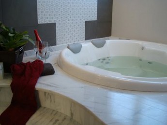 Casal sofrem queimaduras de 1º e 2º grau em banheira de motel