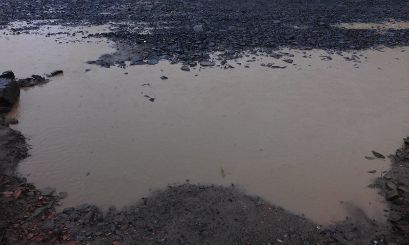 Morador mostra a situação do bairro São Lourenço em Mafra (1)