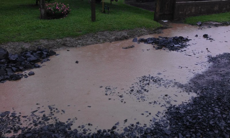 Morador mostra a situação do bairro São Lourenço em Mafra (2)