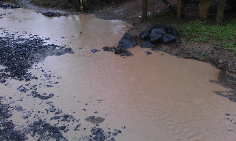 Morador mostra a situação do bairro São Lourenço em Mafra (3)