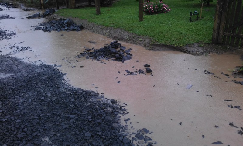 Morador mostra a situação do bairro São Lourenço em Mafra