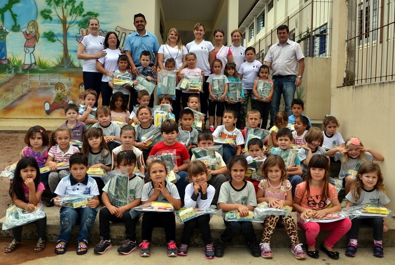 Quitandinha entrega dois mil kits escolares