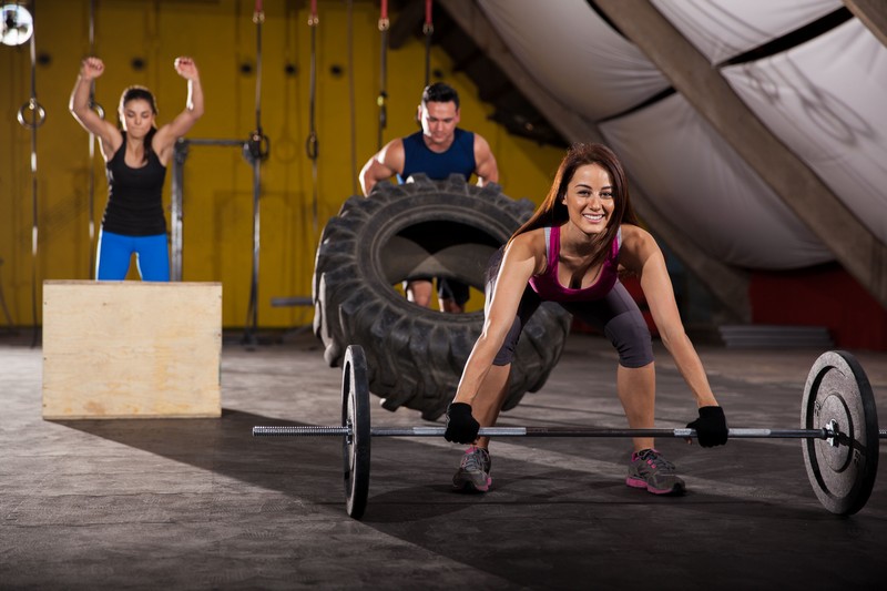 No treinamento de CrossFit são utilizados técnicas e equipamentos específicos, além de pesos livres, pneus, correntes e argolas. A intenção é promover a definição muscular / GB Imagem