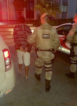 A Polícia Militar de Mafra agiu rápido e um dos suspeitos, o jovem Eloi Greffin (19 anos), foi preso depois que deixou Avencal do Saltinho na tarde deste sábado (27), na localidade do São Lourenço em Mafra. Na Delegacia da Polícia Civil de Mafra, acabou confessando que rendeu a vítima e cometeu o crime. Foto: Divulgação