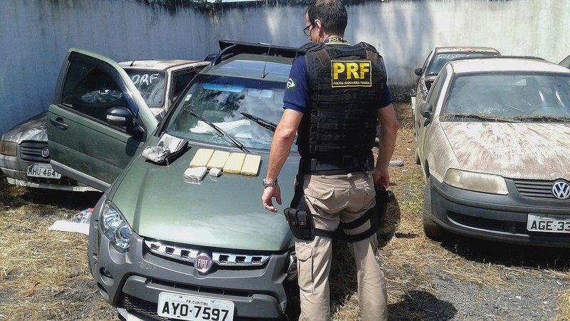 Dentro do carro foram encontrados 2,69 quilos de maconha Foto: Polícia Rodoviária Federal / Divulgação
