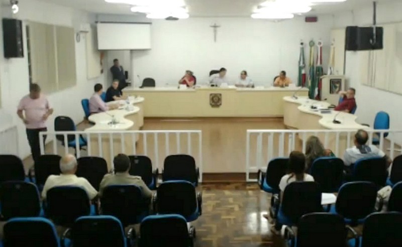 Momento em que o vereador Bello abandona o plenário por não concordar que a votação fosse realizada na sessão da última segunda-feira 07