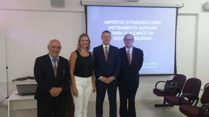 Professor espanhol Gabriel Real Ferrer, professora orientadora Denise Schmidt Siqueira Garcia, procurador do Estado Ronan Robl e jurista Juarez Freitas. (Foto: Divulgação)