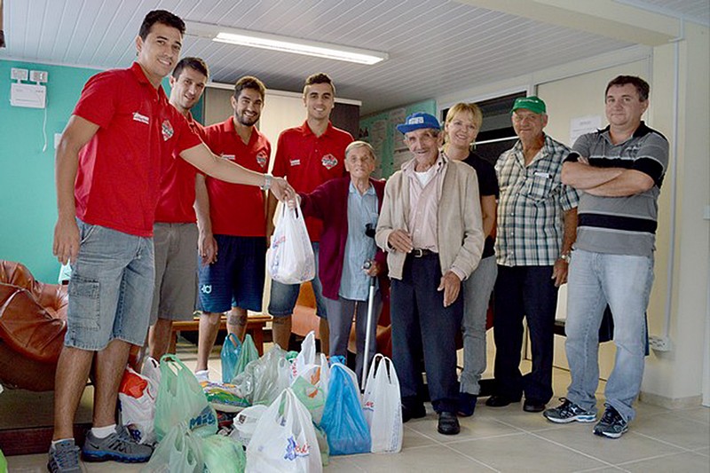 Entrega de alimentos no Lar dos Velhinhos São Francisco de Assis (Mafra)