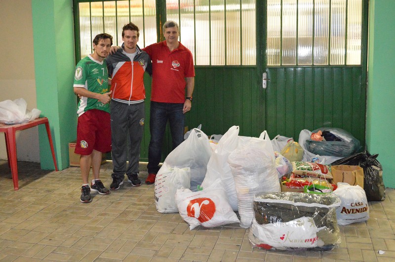 Representantes da equipe de Saudades recebem donativos arrecadados para o município em 2015