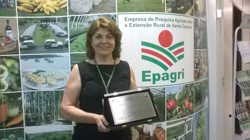 Ligia Mara e a homenagem que recebeu da Epagri, por indicação de seus colegas da regional de Mafra
