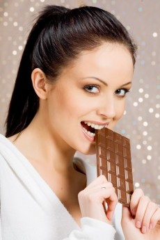 O chocolate é rico em flavonoides e antioxidantes que fazem bem à saúde. Prefira aqueles que têm maior teor de cacau; o segredo para consumir o chocolate de forma saudável é ingerir cerca de 30 gramas diárias / GB Imagem