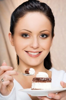 Nem só de ovos de chocolate é feito a Páscoa, prevalecem também outras preparações doces que levam o ingrediente. Difícil resistir, então o jeito é ficar de olho no cardápio e diminuir o consumo de outros alimentos ricos em gorduras e açúcar / GB Imagem