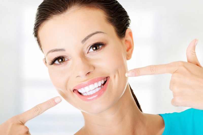 O esmalte que recobre os dentes é levemente poroso por isso os alimentos que ingerimos penetram e deixam marcas. A maioria delas é removida com a escovação normal, no entanto é necessário recorrer a produtos específicos para ter dentes sempre branquinhos. Fale com seu dentista / GB Imagem