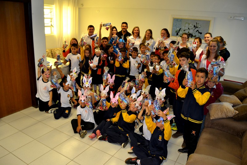 Alunos de Quitandinha recebem chocolates (1)