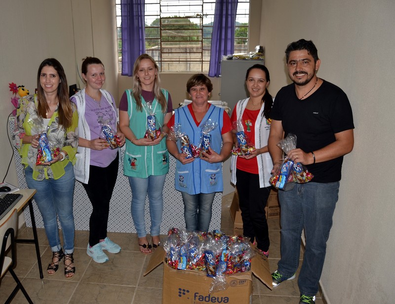 Alunos de Quitandinha recebem chocolates (2)