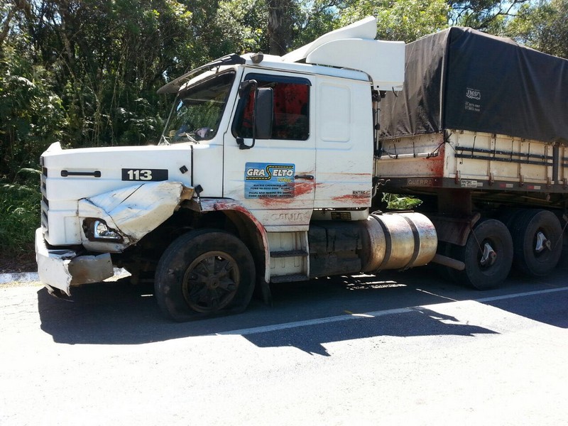 Jovem morre após colidir moto com Scania na BR-280 (1)