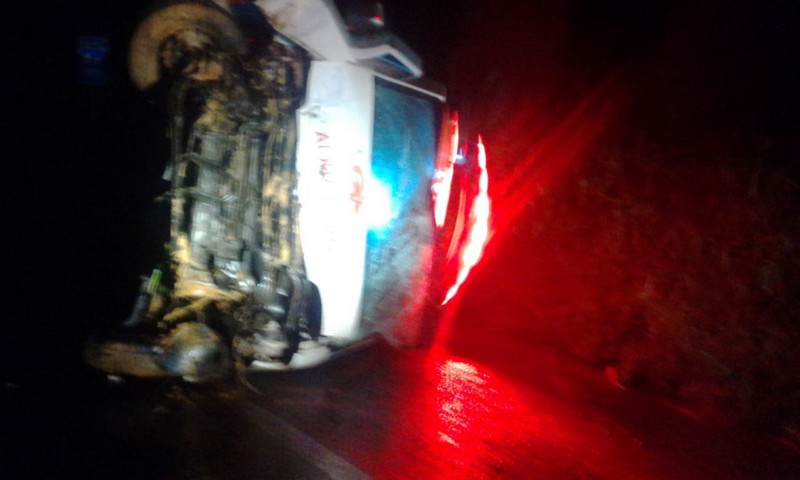 Paciente que estava sendo transferido morre após ambulância capotar na BR-280 (2)