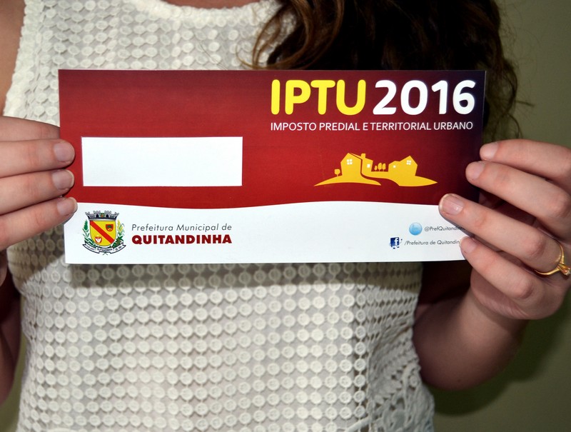 Quitandinha distribui carnês do IPTU 2016