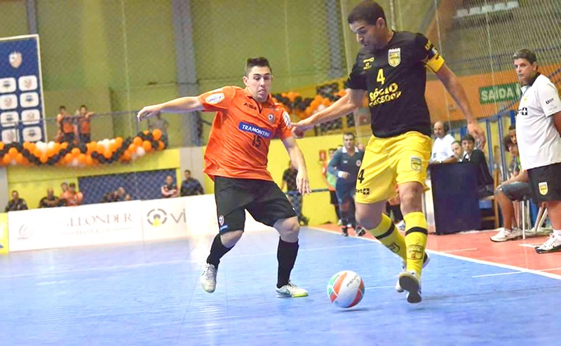 Jogando em casa, a equipe jaraguaense venceu nos pênaltis o Carlos Barbosa, garantindo, além do título da Supercopa, vaga para a Libertadores deste ano (Foto: Ulisses Castro/ACBF)
