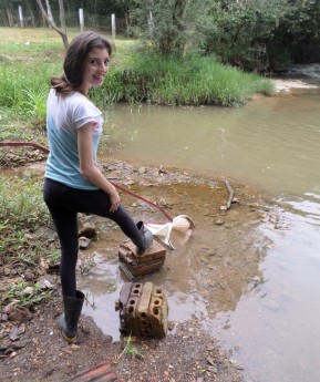 Acadêmica Ana Marta Schafaschek durante a prática dos estudos (Foto: Divulgação)
