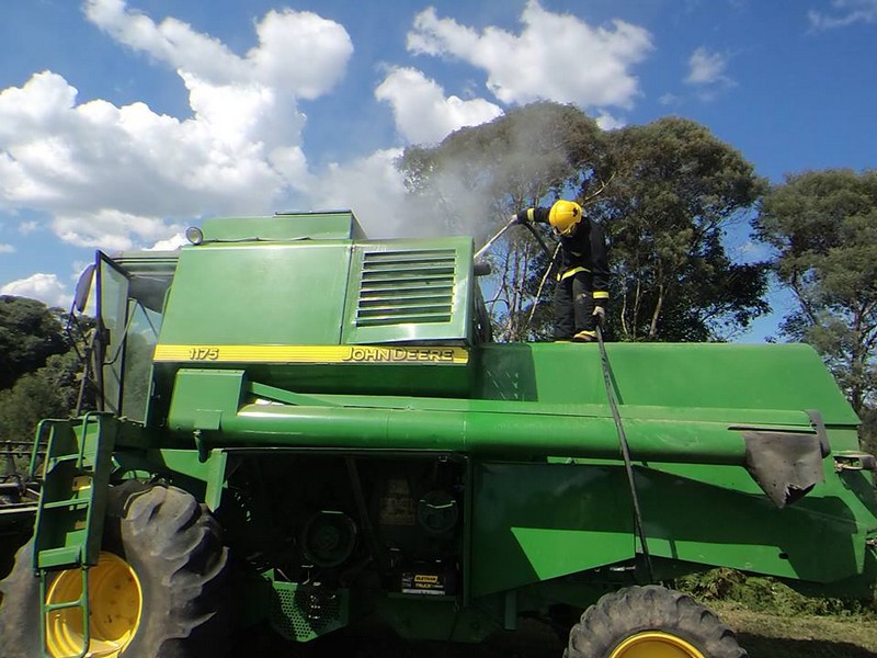 Motor de colheitadeira pega fogo no interior de Mafra (1)