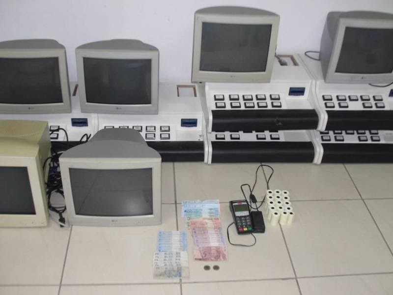 Policiais da Gemfa prendem munições e máquinas caça-níqueis