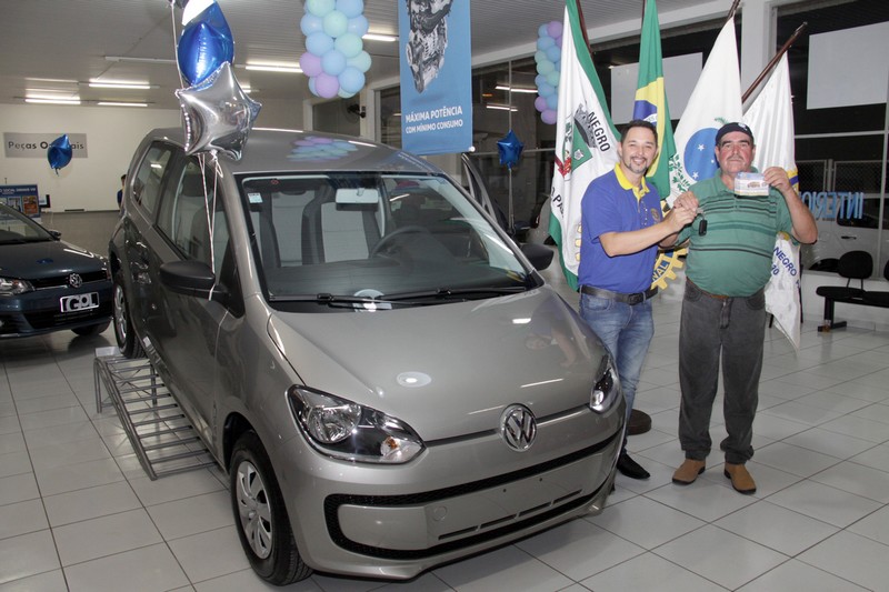 Rionegrense ganhou o veículo Up sorteados pelo Rotary Club e Dirmave (1)