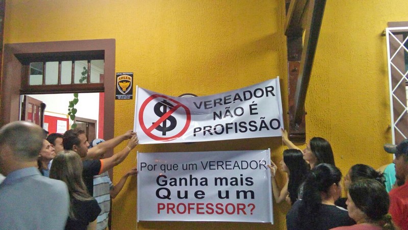 Moradores do Campo do Tenente protestam contra o aumento salarial proposto aos vereadores (1)