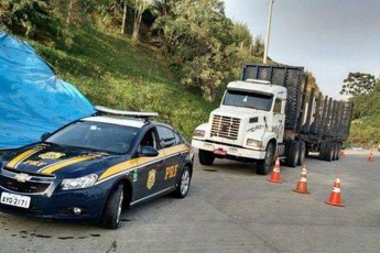 PRF flagra na BR-116 em Mafra carreta em péssimo estado