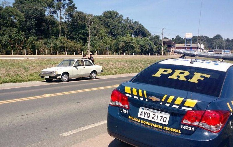 Policiais flagram veículo rodando sem tanque de combustível na BR 280 em Mafra