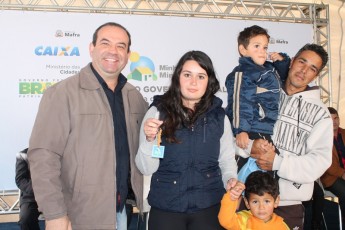 Entrega das cheves para moradora Elisa Pinto Oliveira