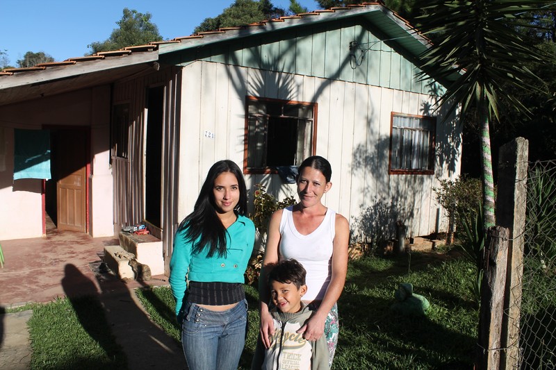 Jaqueline da Silva, à direita, com enteada e filho