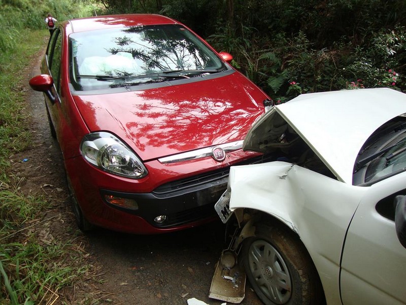 Colisão frontal entre Gol e Fiat Punto na Vila Nova
