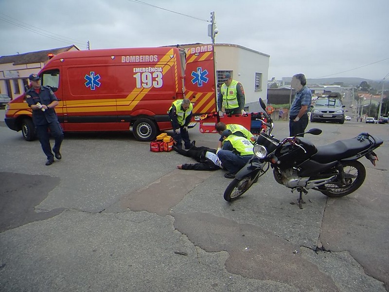 Motoqueiro com suspeita de fratura após se envolver em acidente