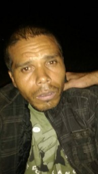 Populares dominam assaltante que atingiu vítima com golpe de faca