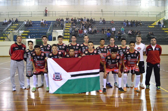 Equipe sub-17 da Escolinha Mafra Ferromax/DME, lançada neste ano, é treinada pela comissão técnica da equipe principal (Foto: Robson Komochena/Diretor de comunicação)