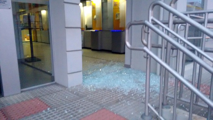 Quadrilha quebrou porta de vidro para adentrarem na agência e explodiram cofre central