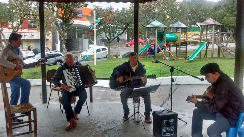 Grupo Cordas Caboclas se apresentou no “Som na Praça”