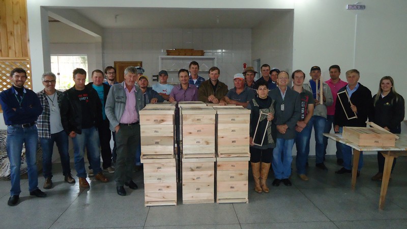 Apicultores de Itaiópolis recebem colmeias do projeto Programa SC Rural (2)